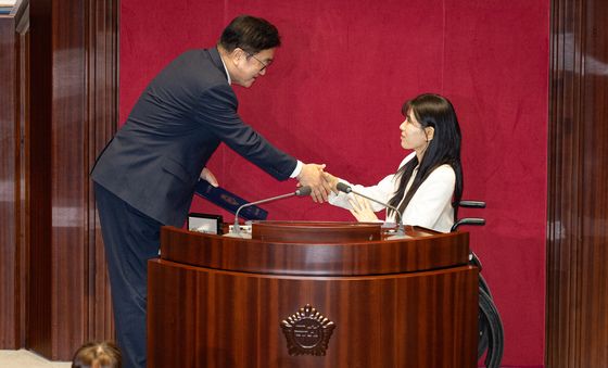 이소희 의원직 승계 축하하는 우원식 의장