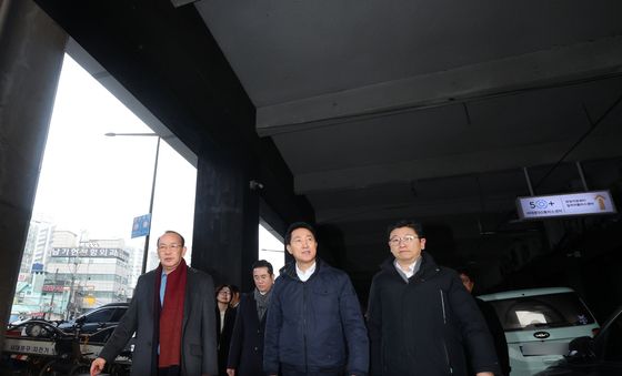 홍제천 일대 내부순환로 현장 점검하는 오세훈 시장