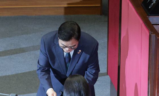 이소희 선서문 받는 우원식 의장