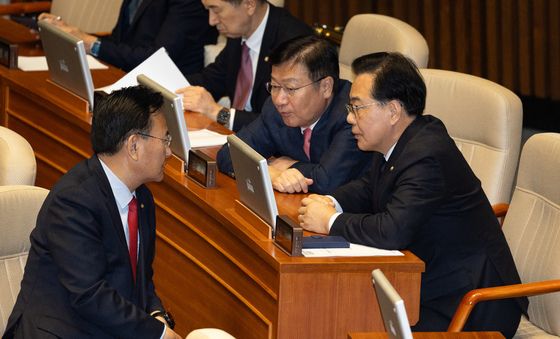 대화 나누는 국민의힘 원내지도부