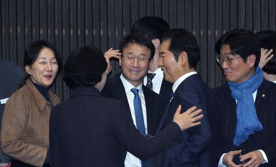 대화나누는 정청래·한병도