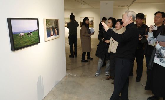 사진전 작품 설명하는 박용만 전 회장