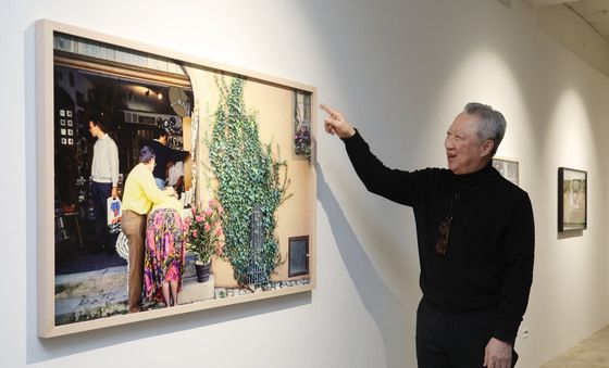 전시 작품 설명하는 박용만 전 회장