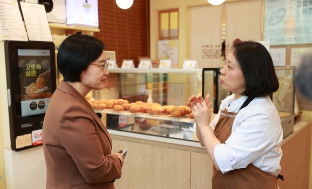 상인과 대화하는 한성숙 장관