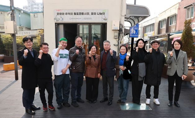 상인들과 기념촬영하는 한성숙 장관