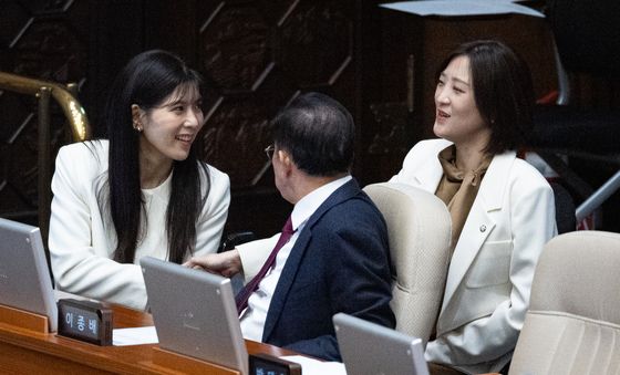 두 휠체어 탄 여성 의원의 대화