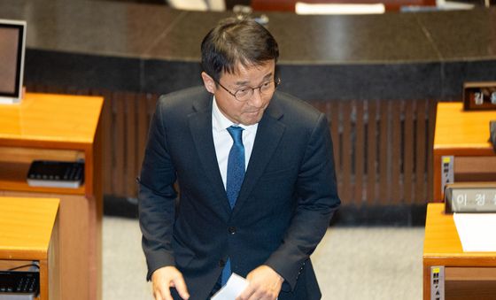 자리 향하는 한병도 민주당 원내대표