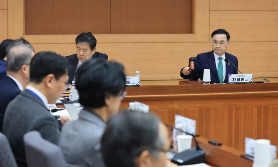 국교위 제64차 회의 주재하는 차정인 위원장