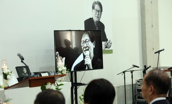 신영복 선생 추모하는 눈길