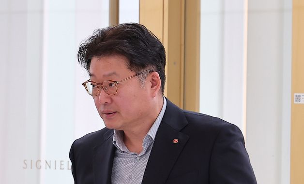 롯데 사장단 회의 참석하는 김태현 롯데네슬레코리아 대표