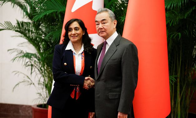 [포토] 손 잡은 중국-캐나다 외교장관