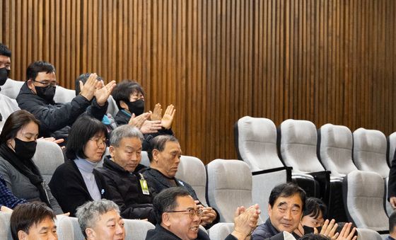 항공·철도 사고조사에 관한 법률 일부개정법률안 가결에 진실규명 한걸음 다가간 유가족들의 박수