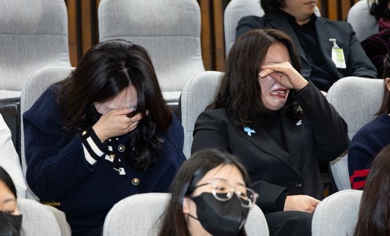 눈물 흘리는 여객기 참사 유가족들