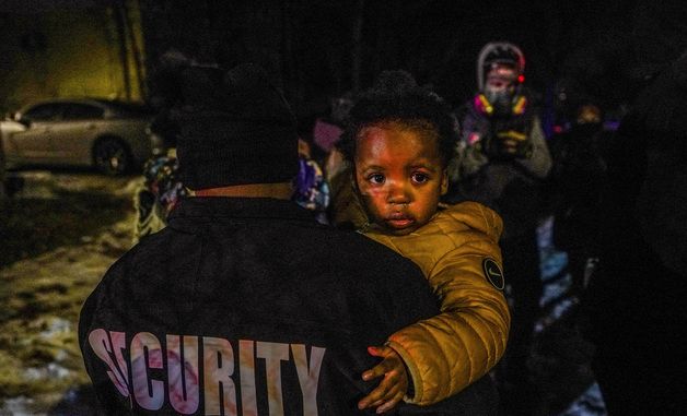 [포토] 미국 최루가스 난무한 시위 현장의 어린이