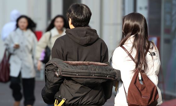 봄 같은 날씨 '벗을까? 입을까?'