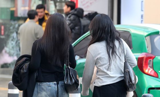 '포근한 날씨' 외투 벗고