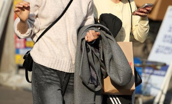 '포근한 날씨' 외투 벗고