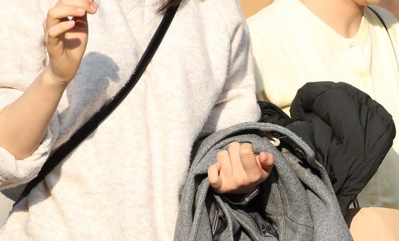 '포근한 날씨' 외투 벗고