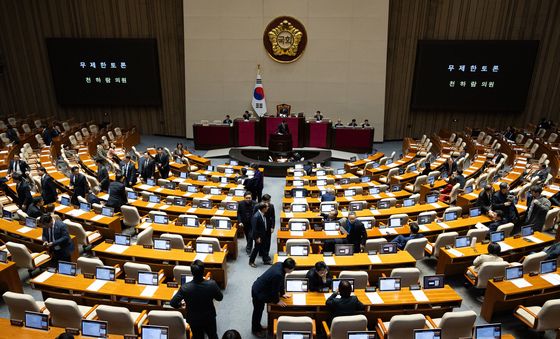 2차 종합특검 필리버스터 시작되자 본회의장 나서는 여야 의원들