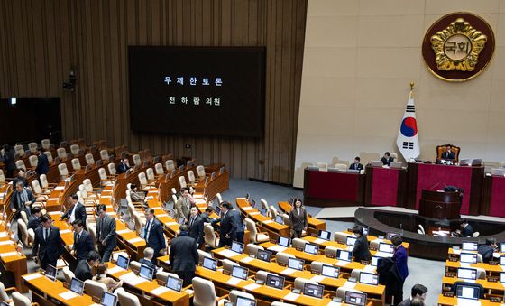 천하람 개혁신당 원내대표 필리버스터 시작되자 본회의장 나서는 여당