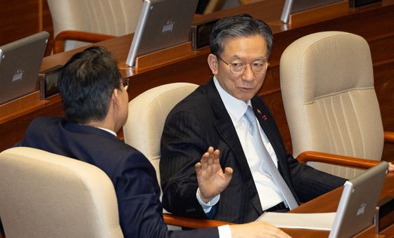 윤상현 의원과 대화하는 정성호 법무부 장관