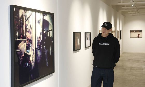 아버지 사진 작품 관람하는 박서원 전 두산매거진 대표