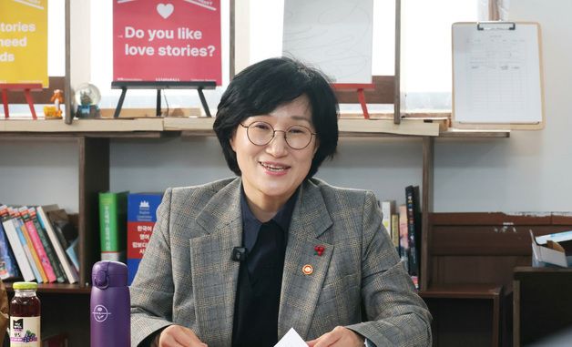 외국인 계절근로자들과 면담하는 원민경 장관