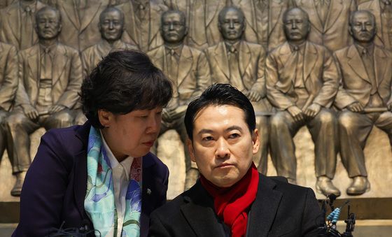 조배숙 의원과 대화하는 장동혁 대표