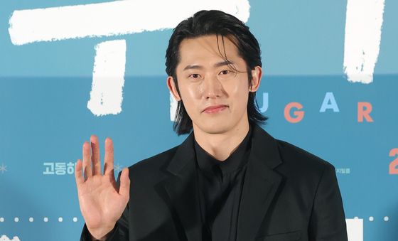 민징웅, 빛나는 손 인사