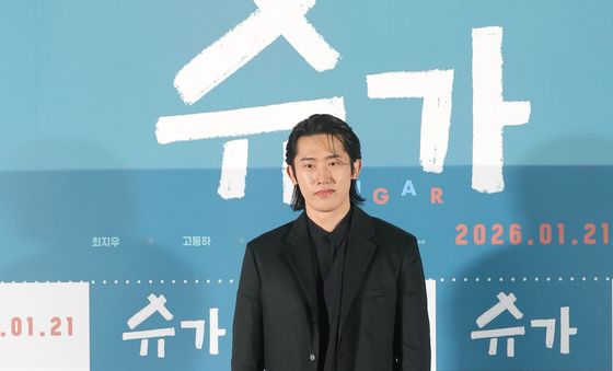 포즈 취하는 민진웅