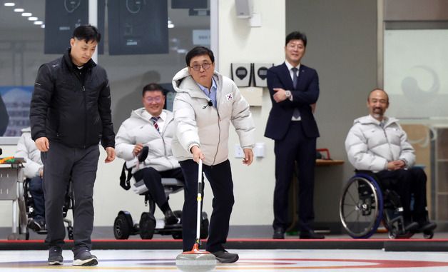 컬링 체험하는 최휘영 장관