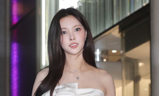 아일릿 윤아, 글릿 생일 축하 속 청담동 나들이