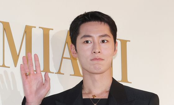 이재욱, 빛나는 손 인사