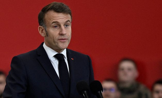 [포토] 프랑스 공군기지서 신년 연설하는 에마뉘엘 마크롱