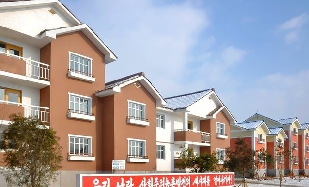 北 황해북도 상원군 농장마을서 새집들이…"농촌 진흥의 새 화폭"