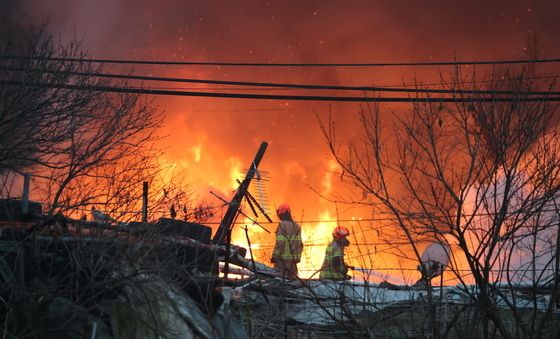 '구룡마을 화재' 진화 작업중