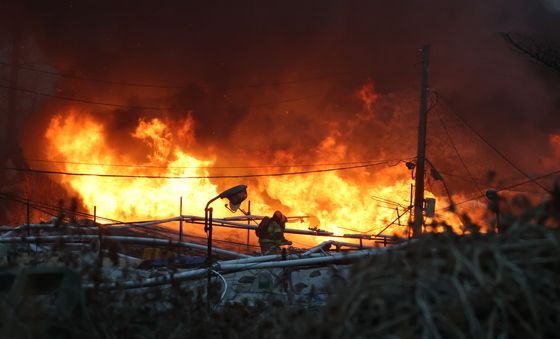 '구룡마을 화재' 불과의 사투 벌이는 소방대원
