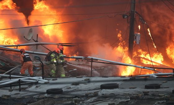 '구룡마을 화재' 전신주까지 옮겨붙은 불