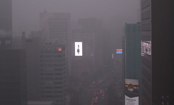 미세먼지로 뿌연 서울 시내