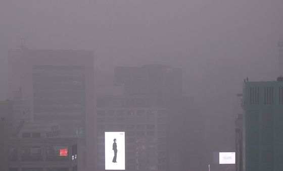 미세먼지로 뿌연 서울 도심