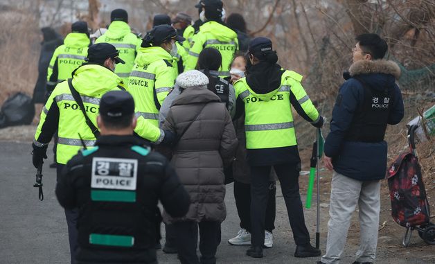 안전한 곳으로 대피하는 구룡마을 주민들