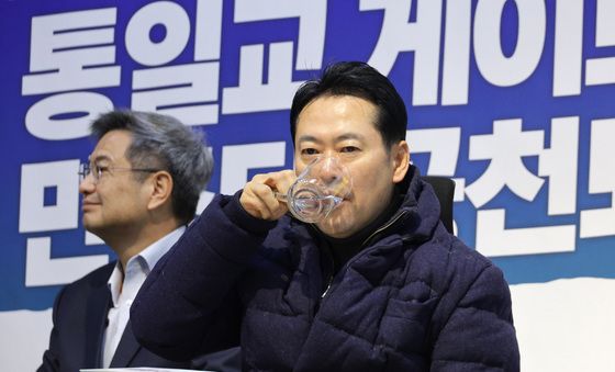 목 축이는 장동혁