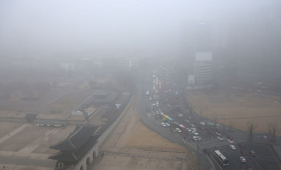미세먼지와 안개에 갇힌 도심