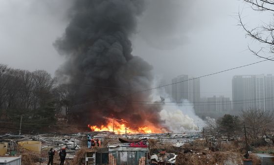 붉은 화염, 검은 연기 내뿜는 구룡마을