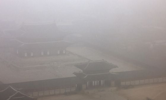 '미세먼지와 안개에 갇힌 경복궁'