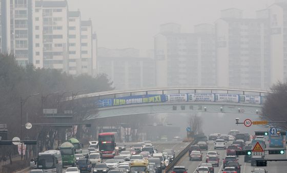 안개로 인해 희뿌연 도심