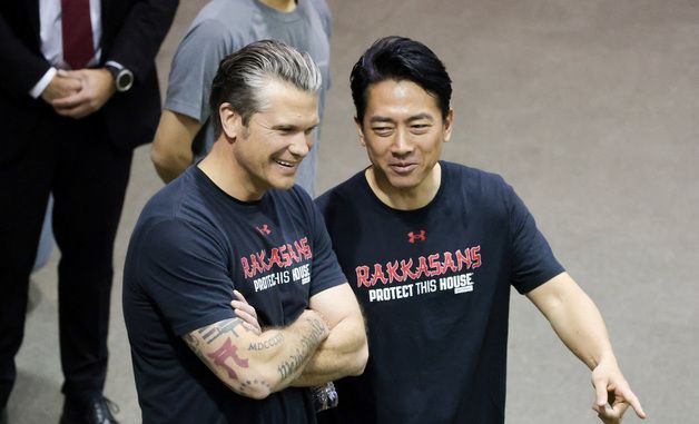 [포토] 체력단련 중 대화 나누는 미일 국방장관