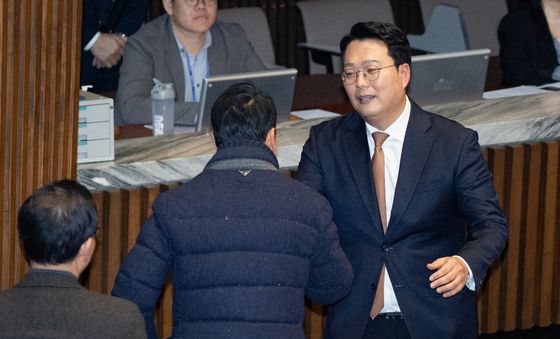 2차 종합 특검 필리버스터 마친 천하람, 장동혁 국민의힘 대표와 인사