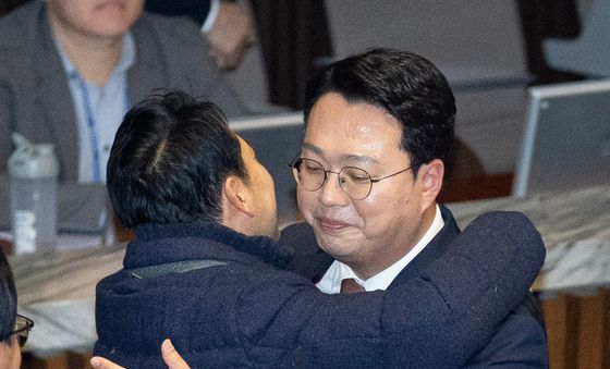 천하람 개혁신당 원내대표, 필리버스터 마치고 장동혁 국민의힘 대표와 포옹