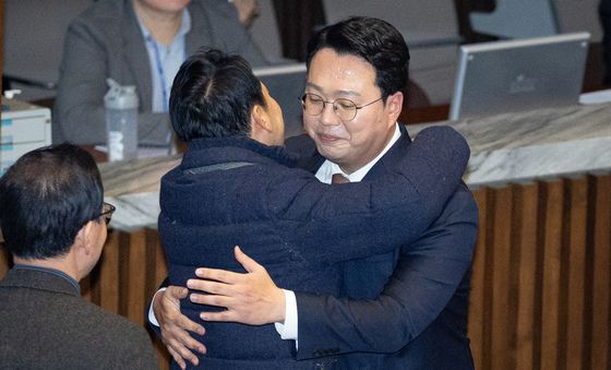 장동혁 국민의힘 대표와 포옹하는 천하람 개혁신당 원내대표